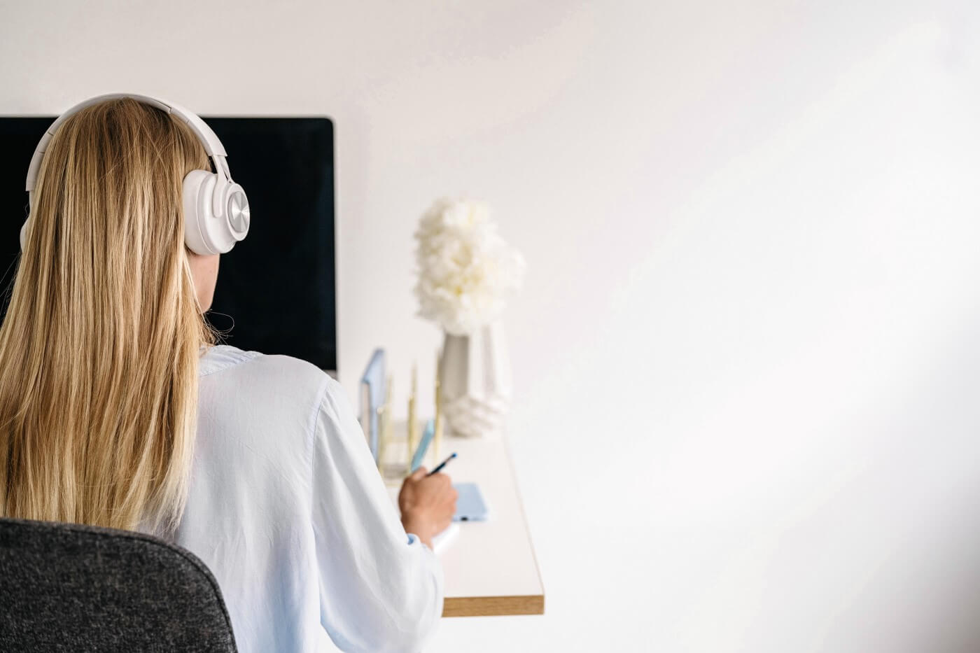 Woman in tech in front of a computer on a job search