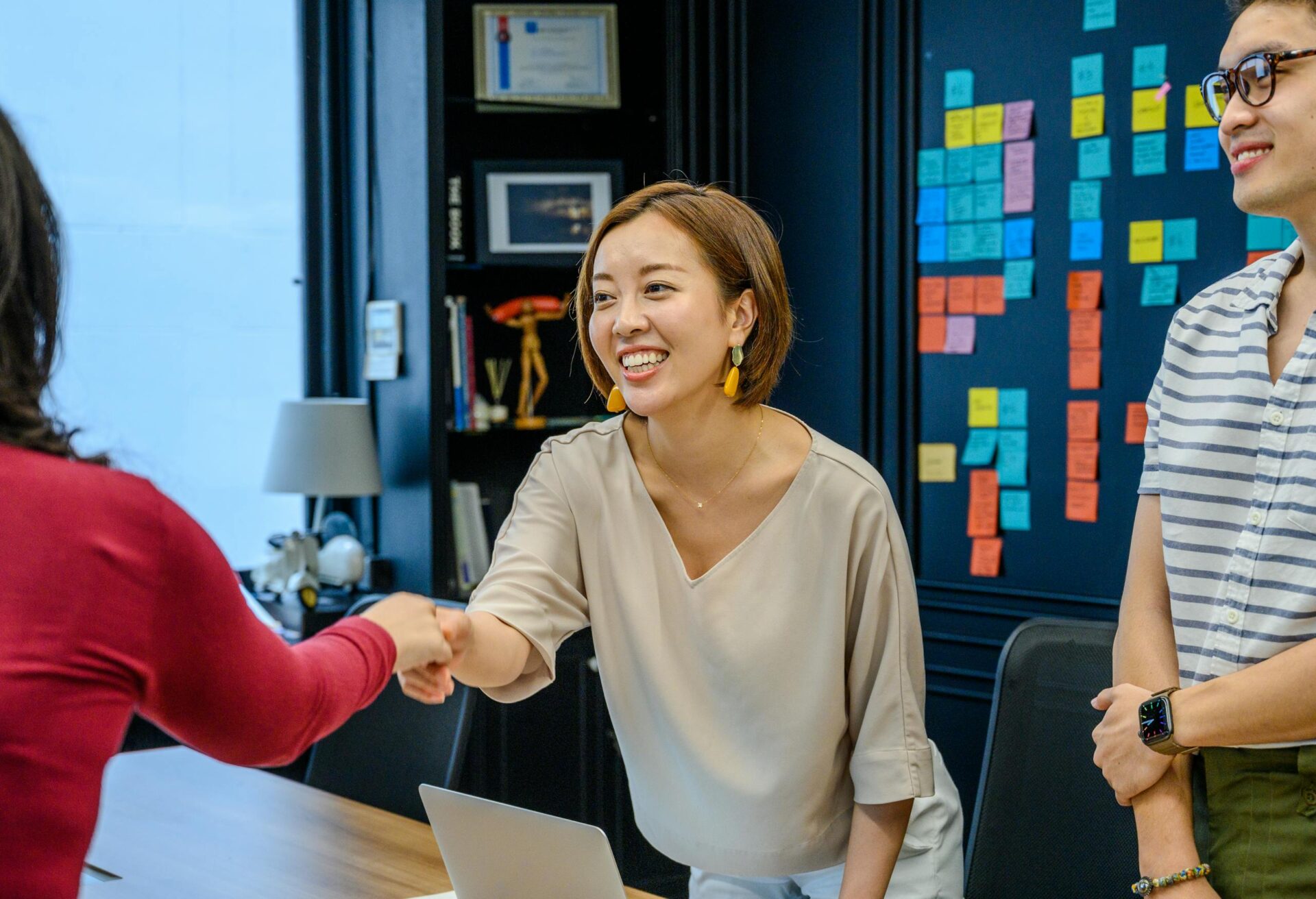 Tech recruiter discussing career goals with a tech professional forming a winning partnership